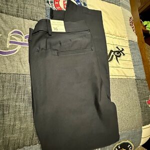 NWT. Slim ankle the 4- season mid rise size 16, Lane Bryant crop.